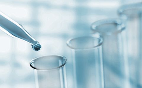 Bei einem akuten Porphyrieschub kommt es u.a. zu starken Bauchkrämpfen, Verwirrtheit und Missempfindungen. Typisch für einen akute Porphyrieschub sind kolikartige Bauchschmerzen, Verwirrtheit und Missempfindungen.